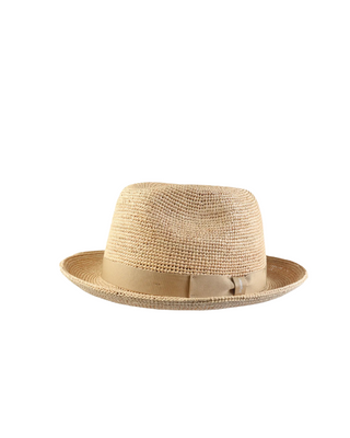 Klassisk hatt i beige från Wigéns i färgen, fotad mot en vit bakgrund