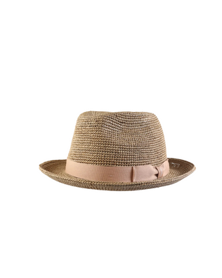 Wigéns Klassisk Hatt -  Mörkbeige med Ljusbeige Band fotad mot en vit bakgrund