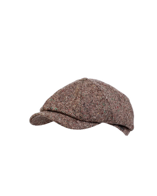 Wigéns Newsboy Classic Keps  i Ull - Karamellbrunmelerad, sygg och härlig herr keps fotad mot en vit/grå bakgrund 