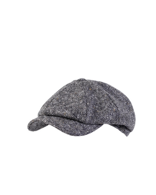 Wigéns Newsboy Classic Keps  i Ull - Ljusgråmelerad, sygg och härlig herr keps fotad mot en vit/grå bakgrund 