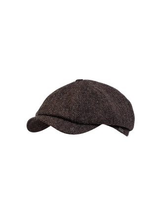 Wigéns Newsboy Classic Keps  i Ull - Mörkbrun med Fiskbensmönster, sygg och härlig herr keps fotad mot en vit/grå bakgrund 