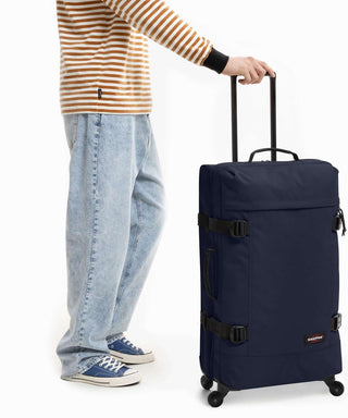 Eastpak Trans4 Stor Resväska 75cm - Ultra Marine, fotad mot en vit bakgrund.