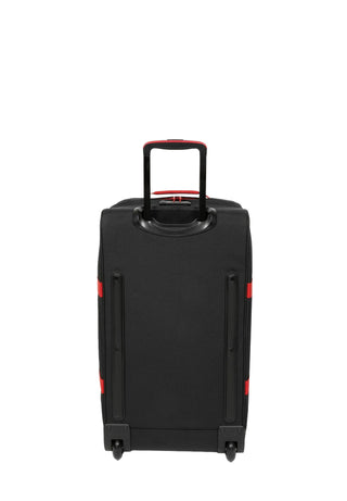 Eastpak Tranverz Mellanstor Resväska - Kontrast Scarlet, fotad mot en vit bakgrund.