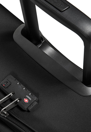 Eastpak Tranverz Mellanstor Resväska - Black, fotad mot en vit bakgrund.