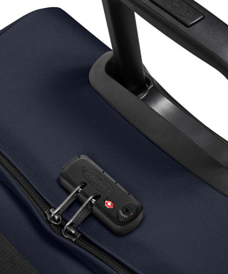 Eastpak Tranverz Stor Resväska - Triple Denim, fotad mot en vit bakgrund.