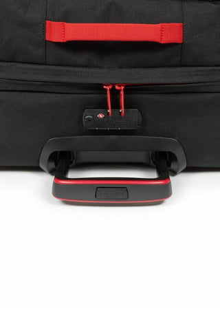 Eastpak Tranverz Mellanstor Resväska - Kontrast Scarlet, fotad mot en vit bakgrund.