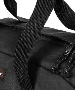 Eastpak Station + Duffelbag - Black, fotad mot en vit bakgrund.