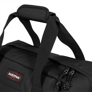 Eastpak Compact+ Duffelbag - Black, fotad mot en vit bakgrund.