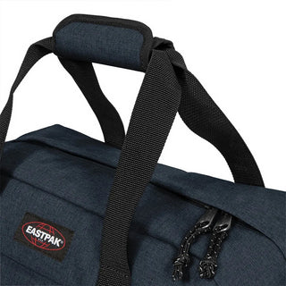 Eastpak Compact+ Duffelbag - Triple Denim, fotad mot en vit bakgrund.