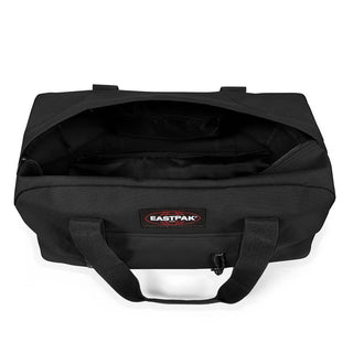 Eastpak Compact+ Duffelbag - Black, fotad mot en vit bakgrund.