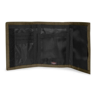 Eastpak Crew Single Plånbok - Army Olive, fotad mot en vit bakgrund.