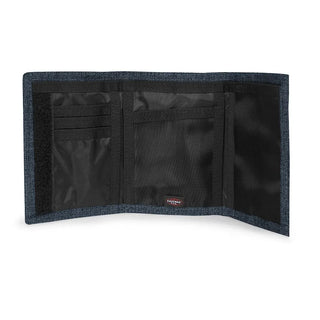Eastpak Crew Single Plånbok - Triple Denim, fotad mot en vit bakgrund.
