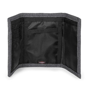Eastpak Crew Single Plånbok - Black Denim, fotad mot en vit bakgrund.