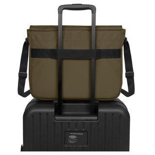 Eastpak Delegate + Axel/datorväska - Army Olive, fotad mot en vit bakgrund.