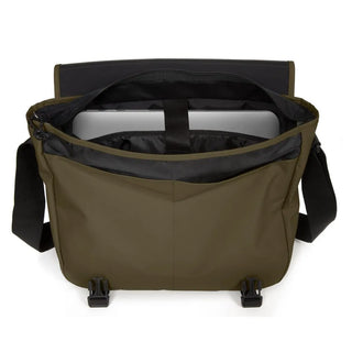Eastpak Delegate + Axel/datorväska - Army Olive, fotad mot en vit bakgrund.