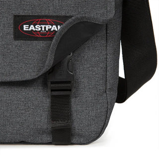 Eastpak Delegate + Axel/datorväska - Black Denim, fotad mot en vit bakgrund.