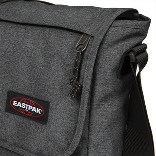 Eastpak Delegate + Axel/datorväska - Black Denim, fotad mot en vit bakgrund.