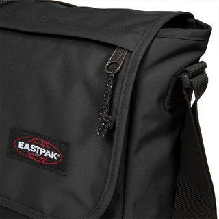 Eastpak Delegate + Axel/datorväska - Black, fotad mot en vit bakgrund.