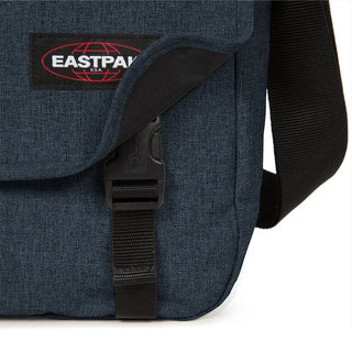 Eastpak Delegate + Axel/datorväska - Triple Denim, fotad mot en vit bakgrund.