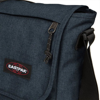 Eastpak Delegate + Axel/datorväska - Triple Denim, fotad mot en vit bakgrund.