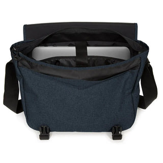 Eastpak Delegate + Axel/datorväska - Triple Denim, fotad mot en vit bakgrund.