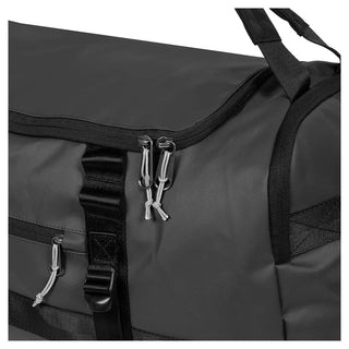 Eastpak Duffel Pack M Duffelbag 71cm - Tarp Black, fotad mot en vit bakgrund.