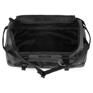 Eastpak Duffel Pack M Duffelbag 71cm - Tarp Black, fotad mot en vit bakgrund.