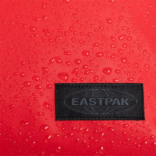 Eastpak Duffel Pack M Duffelbag 71cm - Tarp Red, fotad mot en vit bakgrund.