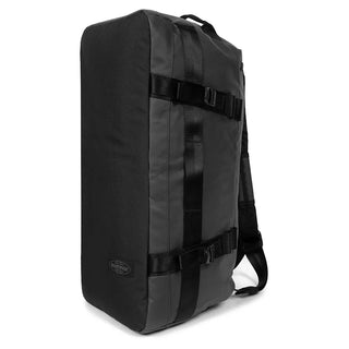 Eastpak Duffel Pack M Duffelbag 71cm - Tarp Black, fotad mot en vit bakgrund.