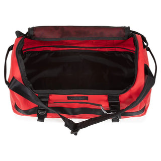 Eastpak Duffel Pack M Duffelbag 71cm - Tarp Red, fotad mot en vit bakgrund.