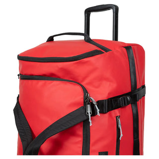 Eastpak Duffel Pack L Resväska Med Hjul - Tarp Red, fotad mot en vit bakgrund.