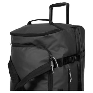 Eastpak Duffel Pack L Resväska Med Hjul - Tarp Black, fotad mot en vit bakgrund.