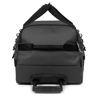 Eastpak Duffel Pack L Resväska Med Hjul - Tarp Black, fotad mot en vit bakgrund.