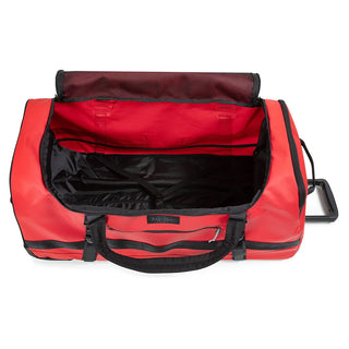 Eastpak Duffel Pack M Resväska Med Hjul - Tarp Red, fotad mot en vit bakgrund.
