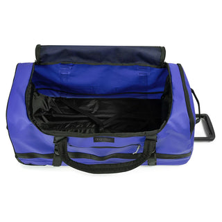 Eastpak Duffel Pack M Resväska Med Hjul - Tarp Blue, fotad mot en vit bakgrund.