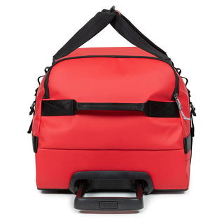 Eastpak Duffel Pack M Resväska Med Hjul - Tarp Red, fotad mot en vit bakgrund.