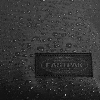 Eastpak Duffel Pack M Resväska Med Hjul - Tarp Black, fotad mot en vit bakgrund.