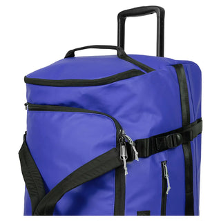 Eastpak Duffel Pack M Resväska Med Hjul - Tarp Blue, fotad mot en vit bakgrund.