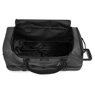 Eastpak Duffel Pack M Resväska Med Hjul - Tarp Black, fotad mot en vit bakgrund.