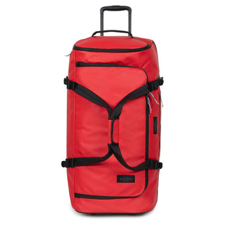 Eastpak Duffel Pack M Resväska Med Hjul - Tarp Red, fotad mot en vit bakgrund.