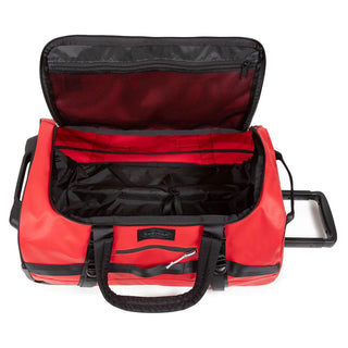 Eastpak Duffel Pack S Kabinväska Med Hjul - Tarp Red, fotad mot en vit bakgrund.