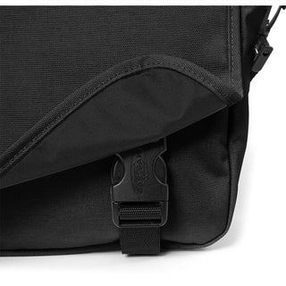 Eastpak JR Axelremsväska - Black, fotad mot en vit bakgrund.