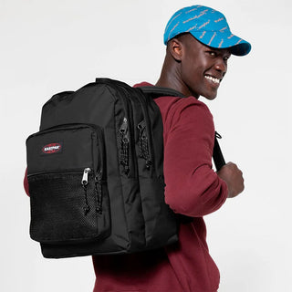 Eastpak Pinacle Ryggsäck - Black, fotad mot en vit bakgrund.