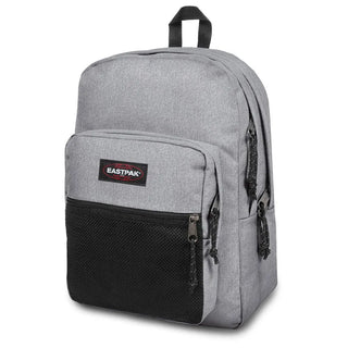 Eastpak Pinacle Ryggsäck - Sunday Grey, fotad mot en vit bakgrund.