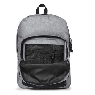 Eastpak Pinacle Ryggsäck - Sunday Grey, fotad mot en vit bakgrund.