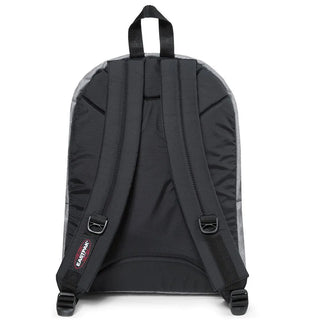 Eastpak Pinacle Ryggsäck - Sunday Grey, fotad mot en vit bakgrund.