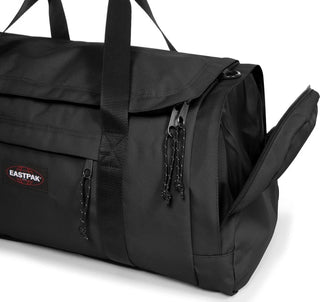 Eastpak Reader M+ Duffelbag - Black, fotad mot en vit bakgrund.