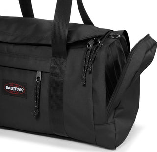 Eastpak Reader S+ Duffelbag - Black, fotad mot en vit bakgrund.