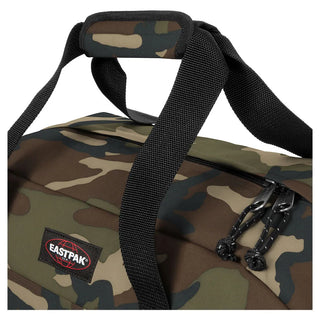 Eastpak Stand+ Duffelbag 34L - Camo, fotad mot en vit bakgrund.