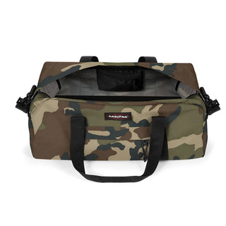 Eastpak Stand+ Duffelbag 34L - Camo, fotad mot en vit bakgrund.
